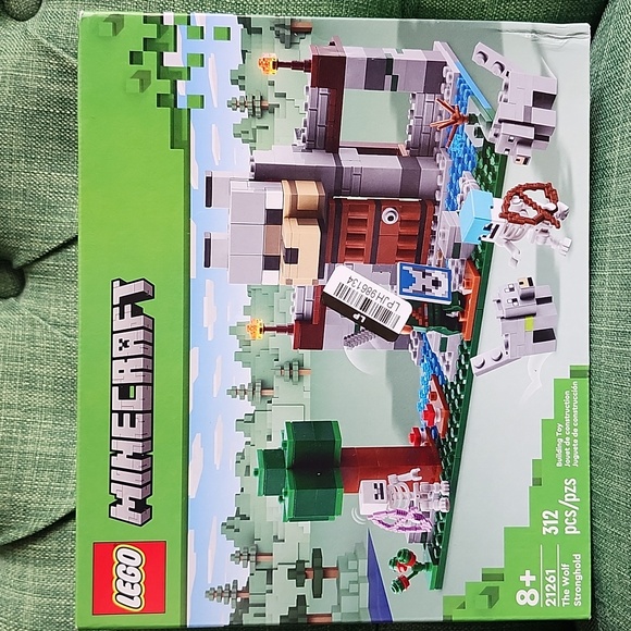 LEGO Minecraft The Wolf Stronghold Building Kit #21261 - Picture 2 of 6
